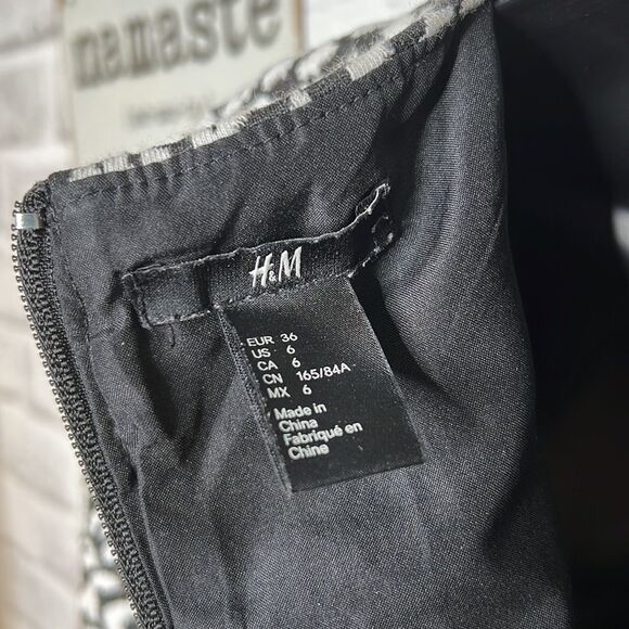 H&M Black & White Fit & Flare Short Sleeve Dress Size 6 Medium - Picture 6 of 7